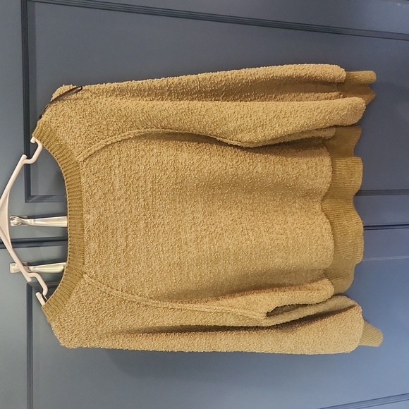Umgee USA Sweater, Large in size and Olive green color. - Picture 2 of 4